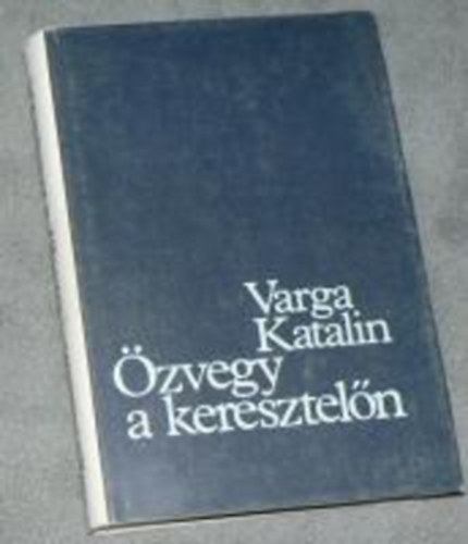 Könyv: Özvegy a keresztelőn (Varga Katalin)